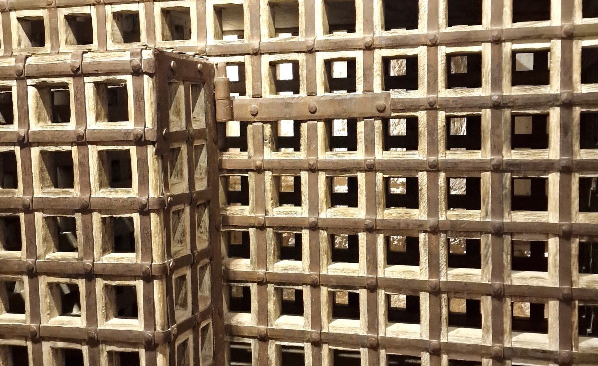 Вид снаружи  и внутри замка Лош